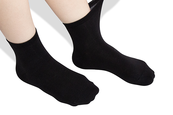 How does the elasticity of natural hemp paper socks ensure both fit and adaptability to foot movements?